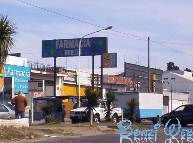 Cartel de Farmacia que se ve justo en donde doblamos en el semaforo con flecha de giro a la izquierda