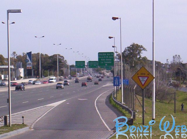Cartel visto desde la estación que indica bajada Aldo Bonzi inmediatamente despues de la YPF (Km. 18)