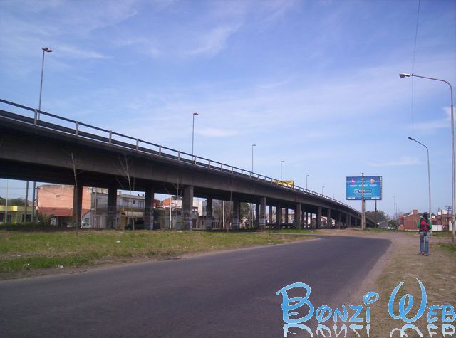 Pasaremos bajo el puente por aqui al entrar a Aldo Bonzi