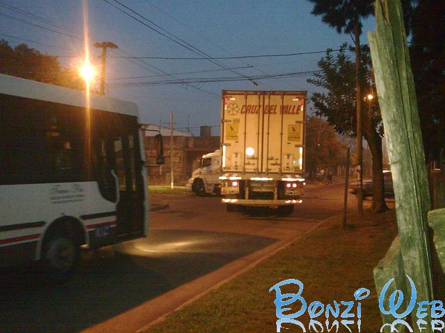 Camión circulando en calles de Aldo Bonzi - BonziWeb