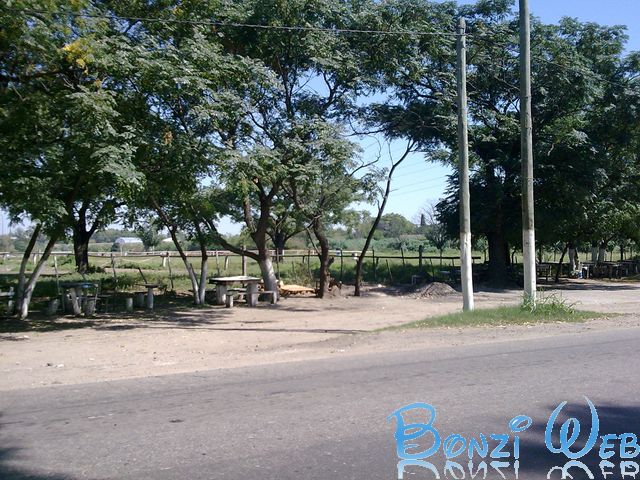 Parrilla en la entrada de "El chucaro" - BonziWeb