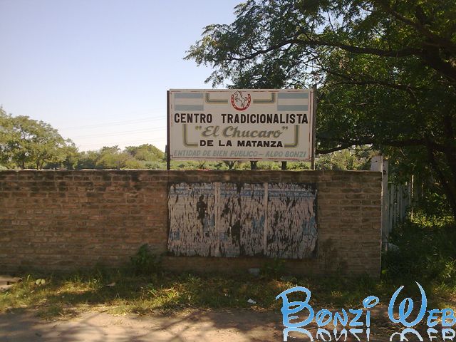 Parrilla en la entrada de "El chucaro" - BonziWeb