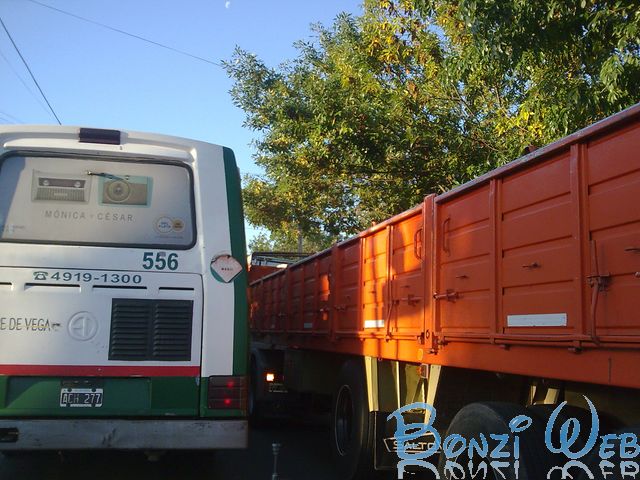 Camiones impidiendo el transito en Clorox - BonziWeb