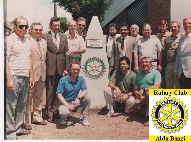 Monolito emplazado en la antigua entrada  -  Rotary Club de Aldo Bonzi