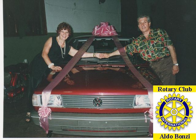 Familia Frasso recibiendo el Automovil OK año 1994  -  Rotary Club de Aldo Bonzi